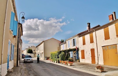 Mairie, Pharmacie à Genouillé